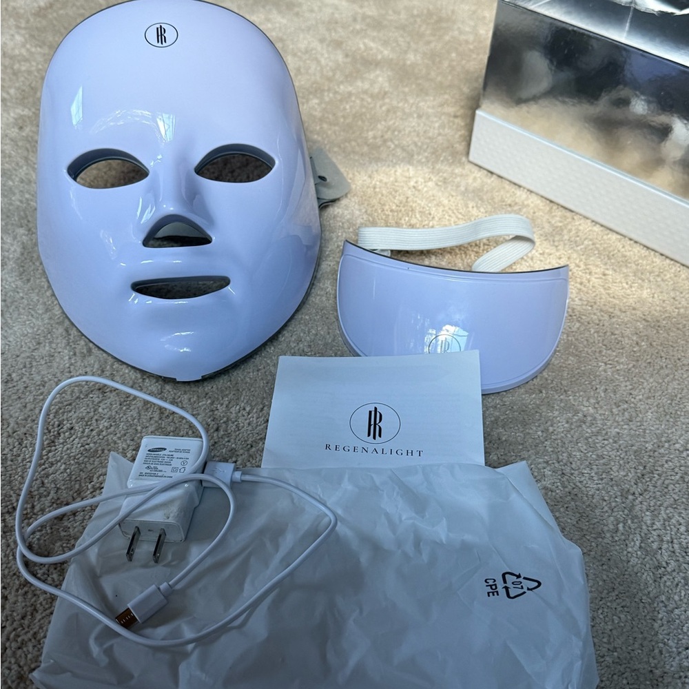 LED Light Therapy Mask & Neck Device - Picture 3 of 13